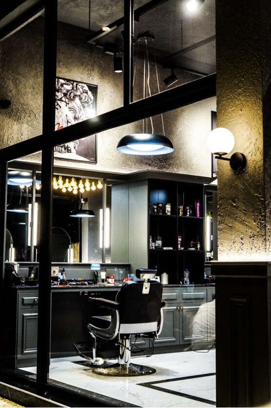 Εσωτερικό κουρείου The Athenians Barbers στις Αχαρνές